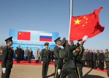Chinese soldiers raise a national flag during a ceremony on Heixiazi Island Oct. 14, 2008. China and Russia held a ceremony on Heixiazi Island Tuesday to unveil the boundary markers for the eastern section of their border. (Xinhua)